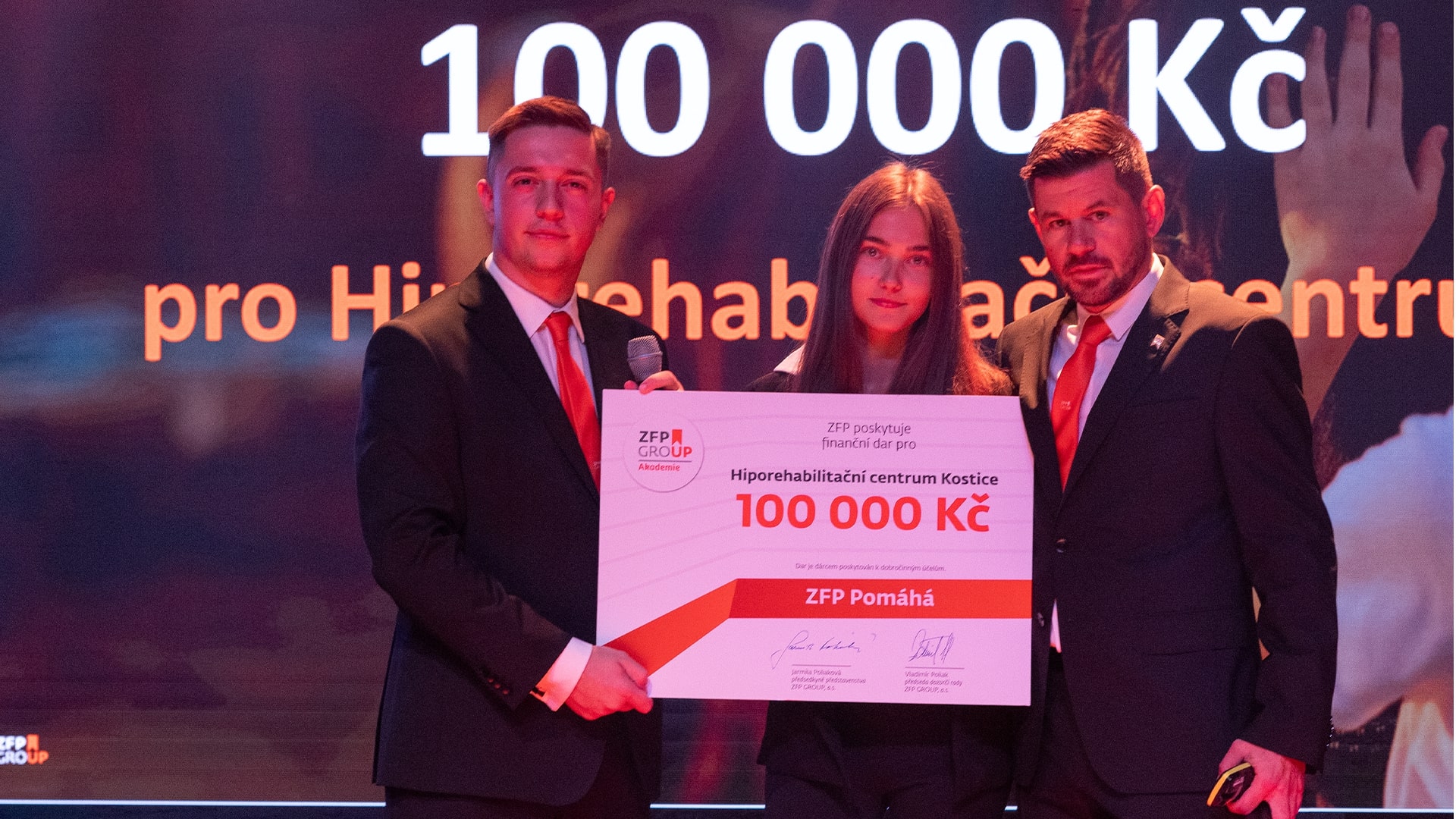 Michal Poliak a Vladimír Poliak předávají šek na 100 000 Kč hiporehabilitačnímu centru