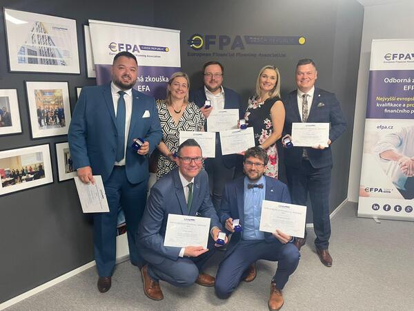 EFA zkouška úspěšně za námi – devět nových držitelů prestižního titulu v týmu ZFP!