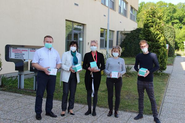 Majitelé ZFP akademie věnovali respirátory Nemocnici Břeclav i nadačnímu fondu dětské onkologie Krtek